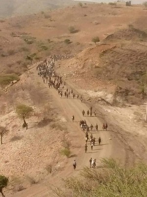 Ethiopian POWs on foot from Tigray to Ethiopia